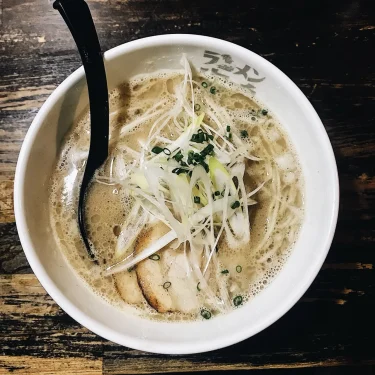 行列ができるラーメン屋【ラーメン海鳴】