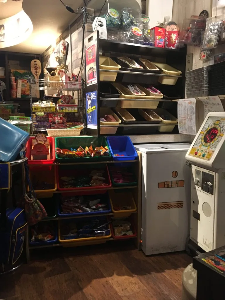 【親富孝通り】駄菓子食べ放題!駄菓子とファミコンが楽しめる異色のバー 3
