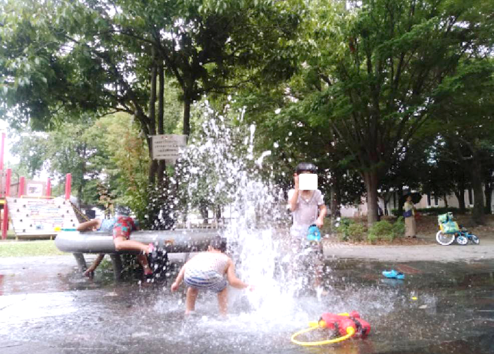 水沼の里公園の噴水で子供たちが遊んでる
